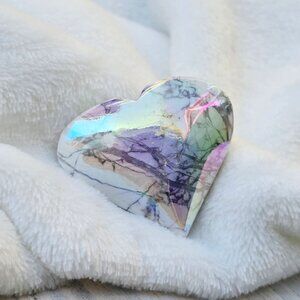 Aura Howlite Heart–Iridescent Crystal for Calm Confidence & Crown Chakra Healing